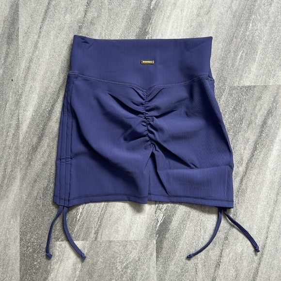Til You Collapse Ribbed Vortex Ruched Shorts Violet large side tie 4’ inseam - Picture 3 of 8